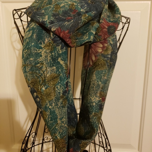 Meet your Posher, Cynthia - Picture 3 of 4